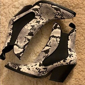 Black & white snake print!